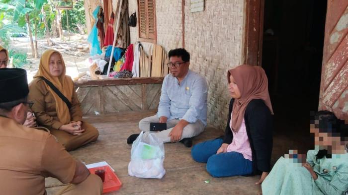 GIZI BURUK -  Anggota DPRD Kabupaten Ciamis dari Fraksi PPP, Ujang Haeruman (baju biru muda) saat mengunjungi rumah Aef Heryadi di Desa Kaso, Kecamatan Tambaksari, Kabupaten Ciamis, Aef diketahui memiliki berat badan hanya 9 kilogram dan diduga alami gizi buruk.