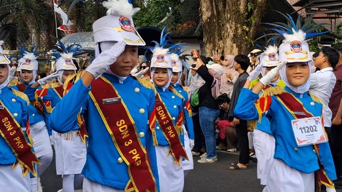PAWAI BARI BERBARIS --Beragam kostum, hiasan hingga penampilan menarik ditampilkan pada peserta pawai baris-berbaris peringatan HUT ke 81 RI, Rabu (26/8/2026) di Kota Pangkalpinang.