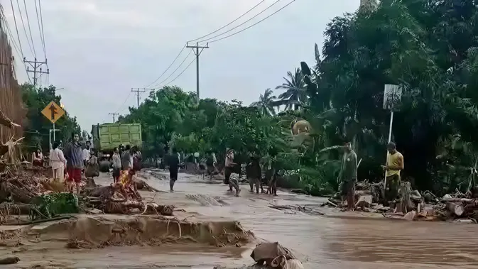 Banjir Bandang Terjang Parigi Moutong, Jalur Trans Sulawesi Tertutup Lumpur