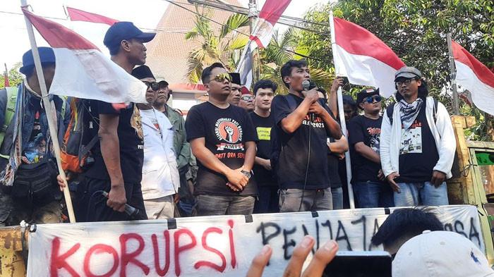 DEMO DI DPR: Massa yang tergabung dalam Aliansi Masyarakat Pati Bersatu (AMPB) menyebut sekitar 100 orang telah daftar untuk berangkat demo 27 Agustus 2026.