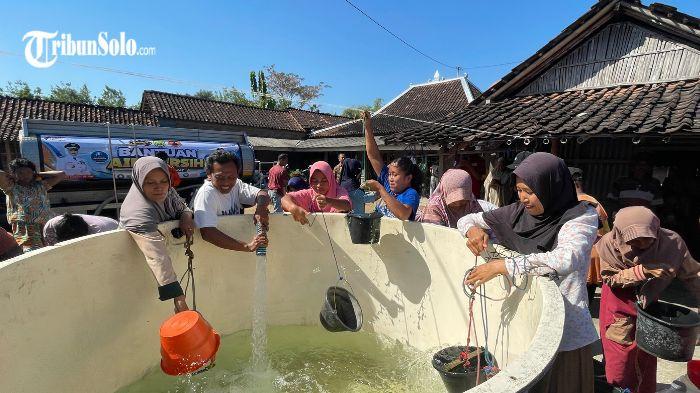 KRISIS AIR - Penyaluran air bersih di Kecamatan Bulu Sukoharjo beberapa waktu lalu. Data dropping air bersih Badan Penanggulangan Bencana Daerah (BPBD) Kabupaten Sukoharjo hingga 24 Agustus 2026 mencatat sebanyak 970 kepala keluarga (KK) atau sekitar 3.300 jiwa terdampak kekeringan.