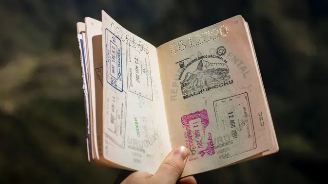 Ilustrasi paspor, passport, visa. (Photo by Agus Dietrich on Unsplash)