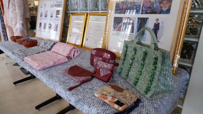 Adrie Basuki memperkenalkan kain marmer, inovasi material yang mentransformasikan pakaian bekas dan limbah tekstil menjadi lembaran baru berkarakter visual menyerupai marmer alami. (dok. Tim Adrie Basuki)