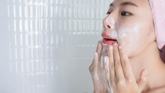 ilustrasi membersihkan wajah dengan facial wash/copyright freepik.com/jcomp
