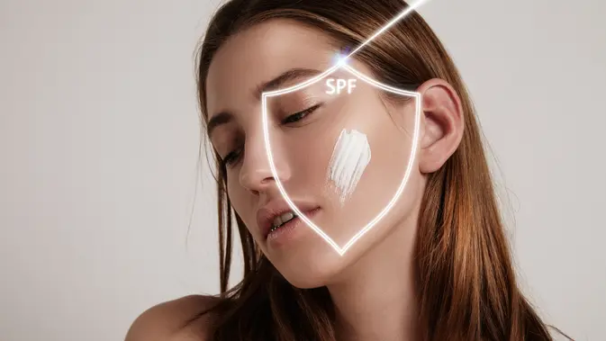 Format stick memudahkan touch up sunscreen tanpa perlu menghapus makeup terlebih dahulu. (Foto/Dok: Magnific)
