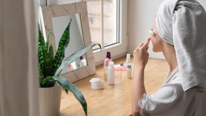 Rutinitas skincare minimalis adalah pendekatan perawatan kulit yang berfokus pada beberapa langkah esensial saja, yaitu membersihkan, melembapkan, dan melindungi kulit dari paparan sinar matahari. (foto/dok: freepik)