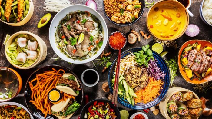 Berbagai makanan yang terhidang di meja makan (Canva/Jakubgojda)