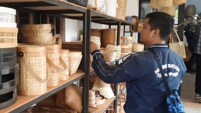 PRODUK BAMBU - Pengunjung melihat-lihat produk anyaman bambu di Jagad Bamboo Craft, Kapanewon Nanggulan, Kulon Progo, Rabu (30/07/2025).
