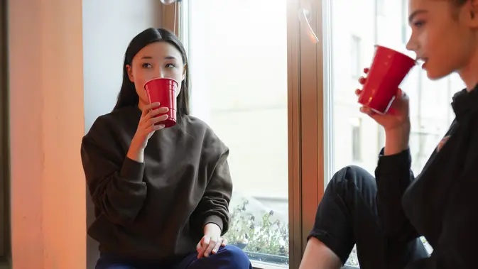 Tak perlu pergi jauh untuk mencoba fika. Jadikan waktu ngopi sebagai momen rehat sederhana untuk menikmati suasana dan mengurangi penat. (Foto/Dok: Magnific)
