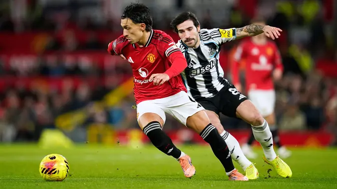 Pemain Manchester United, Lisandro Martinez (kiri), berebut bola dengan pemain Newcastle, Sandro Tonali, pada laga Liga Inggris antara Manchester United vs Newcastle di Manchester, Inggris, Jumat, 26 Desember 2025. (AP Photo/Dave Thompson)