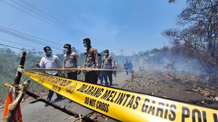 TINJAU - Kapolres Tarakan, AKBP Bonifasius Rumbewas saat meninjau lokasi titik karhutla di pinggir Jalan Amal Lama dan mengandung batu bara di bawahnya yang sebagian hampir setengah badan jalan sudah kopong alias kosong karena terbakar, Senin (24/8/2026). Inilah dua jalur alternatif di Tarakan setelah Jalan Amal Lama ditutup imbas karhutla yang membakar batu bara bawah tanah. TRIBUNKALTARA.COM/ANDI PAUSIAH