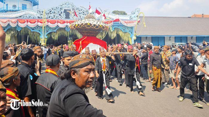GREBEG MAULUD - Dua kubu Keraton Kasunanan Surakarta menggelar Grebeg Maulud secara beriringan, Rabu (26/8/2026). Prosesi adat untuk memperingati Nabi Muhammad saw. itu diwarnai dugaan sabotase hingga ketegangan antarkubu.