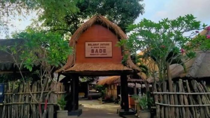 DESA SADE TERBAKAR - Desa Wisata Sade di Desa Rembitan, kecamatan Pujut, kabupaten Lombok tengah. Desa Sade memiliki karakteristik bangunan tradisionalnya yang didominasi material bambu, kayu, dan atap alang-alang kering.