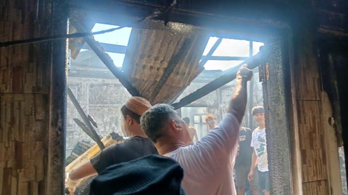 KEBAKARAN RUMAH - Potret sebuah rumah terbakar di Kelurahan Biawu, Kota Gorontalo, Provinsi Gorontalo, Rabu (26/8/2026). (Sumber: TribunGorontalo.com/Jefry Potabuga)