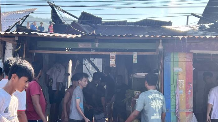 KEBAKARAN RUMAH - Sejumlah warga turut mengevakuasi barang dari rumah korban kebakaran di Kelurahan Biawu, Kota Gorontalo, Provinsi Gorontalo, Rabu *26/8/2026).