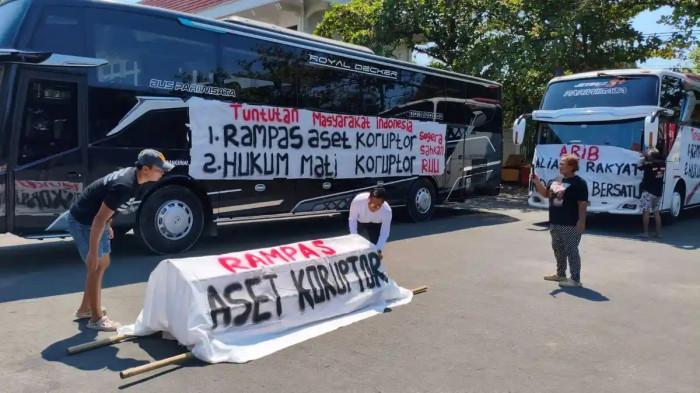 BUS AMPB KE JAKARTA - Di halaman Pendopo Kabupaten Pati, Selasa (25/8/2026), personel Aliansi Masyarakat Pati Bersatu (AMPB) menyiapkan bus yang akan mengangkut para demonstran ke Gedung DPR RI untuk berunjuk rasa pada Kamis (27/8/2026).