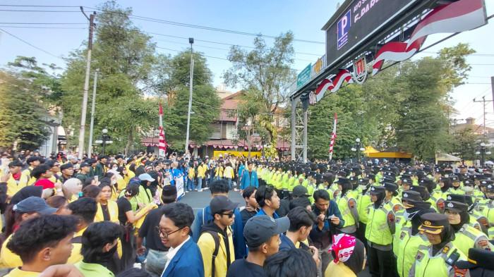 DIHADANG APARAT - Aksi demonstrasi dari Badan Eksekutif Mahasiswa Semarang Raya (BEM Sera) dihadang oleh aparat kepolisian saat hendak melakukan longmarch menuju ke Tugu Muda Kota Semarang, Rabu (26/8/2026).