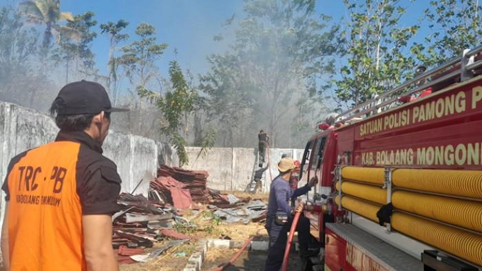 Tim Damkar melakukan penyiraman ke titik api karhutla di daerah Bolmong.