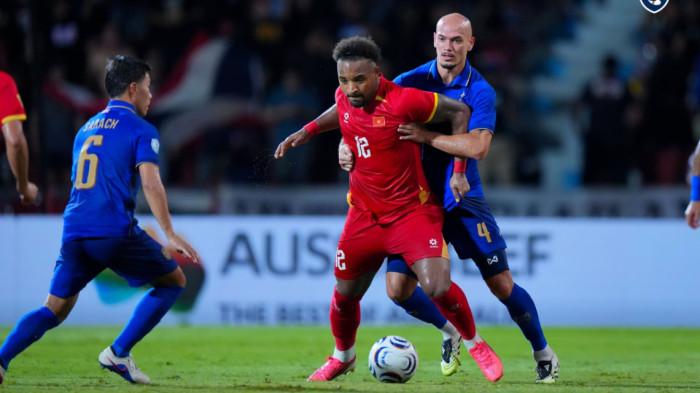 BERDUEL - Aksi pemain naturalisasi Vietnam, Nguyen Xuan Son (Rafaelson), berduel dengan pemain Thailand pada pertandingan leg pertama final Piala AFF 2026 di Stadion Rajamangala, Sabtu (22/8/2026) malam WIB. Vietnam menang 2-0,