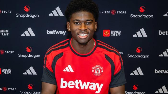 PEMAIN BARU MU - Pemain baru Manchester United, Carlos Baleba.