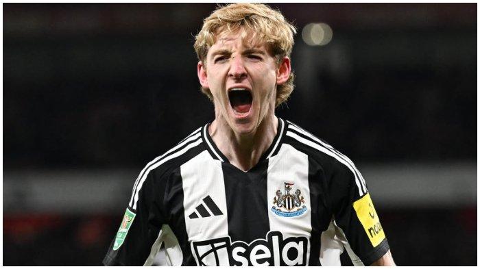 Pemain Newcastle United Anthony Gordon merayakan gol ke gawang Arsenal di semifinal leg pertama Carabao Cup 2024/25.