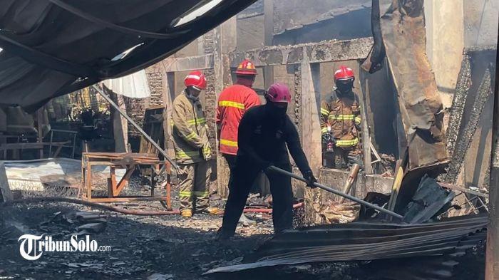 KEBAKARAN - Sebuah rumah yang juga digunakan untuk tempat produksi kursi dan sofa di Kampung Tunggulsari, Kelurahan Pajang, Kecamatan Laweyan, Kota Solo, Jawa Tengah, ludes dilahap si Jago Merah pada Selasa (25/8/2026) pagi sekitar pukul 09.30 WIB. Kondisi angin kencang yang sempat terjadi di sekitar lokasi pun dikabarkan membuat api semakin cepat membesar. Api merembet hingga hampir melahap bangunan sekolah SMK Batik 2 Solo yang berada di samping tempat kejadian perkara (TKP).