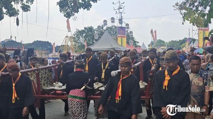GREBEG MAULUD - Suasana Grebeg Maulud Keraton Solo, Rabu (26/8/2026). Pengageng Sasana Wilapa PB XIV Hangabehi GKR Koes Moertiyah Wandansari atau yang akrab disapa Gusti Moeng heran dengan adanya tuduhan dirinya mencuri gamelan. Padahal, gamelan yang diperkarakan pada Grebeg Maulud ada dan ikut ditabu