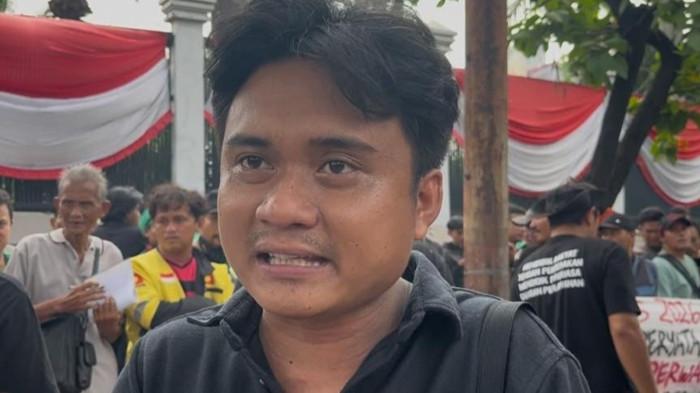 UNJUK RASA - Tim Advokasi AMPB, Vander di sela-sela aksi unjuk rasa di Jakarta pada Rabu (26/8/2026). Tim Advokasi Aliansi Masyarakat Pati Bersatu (AMPB) menilai RUU Perampasan Aset penting untuk memperkuat pemberantasan korupsi dengan memutus keuntungan ekonomi hasil kejahatan.