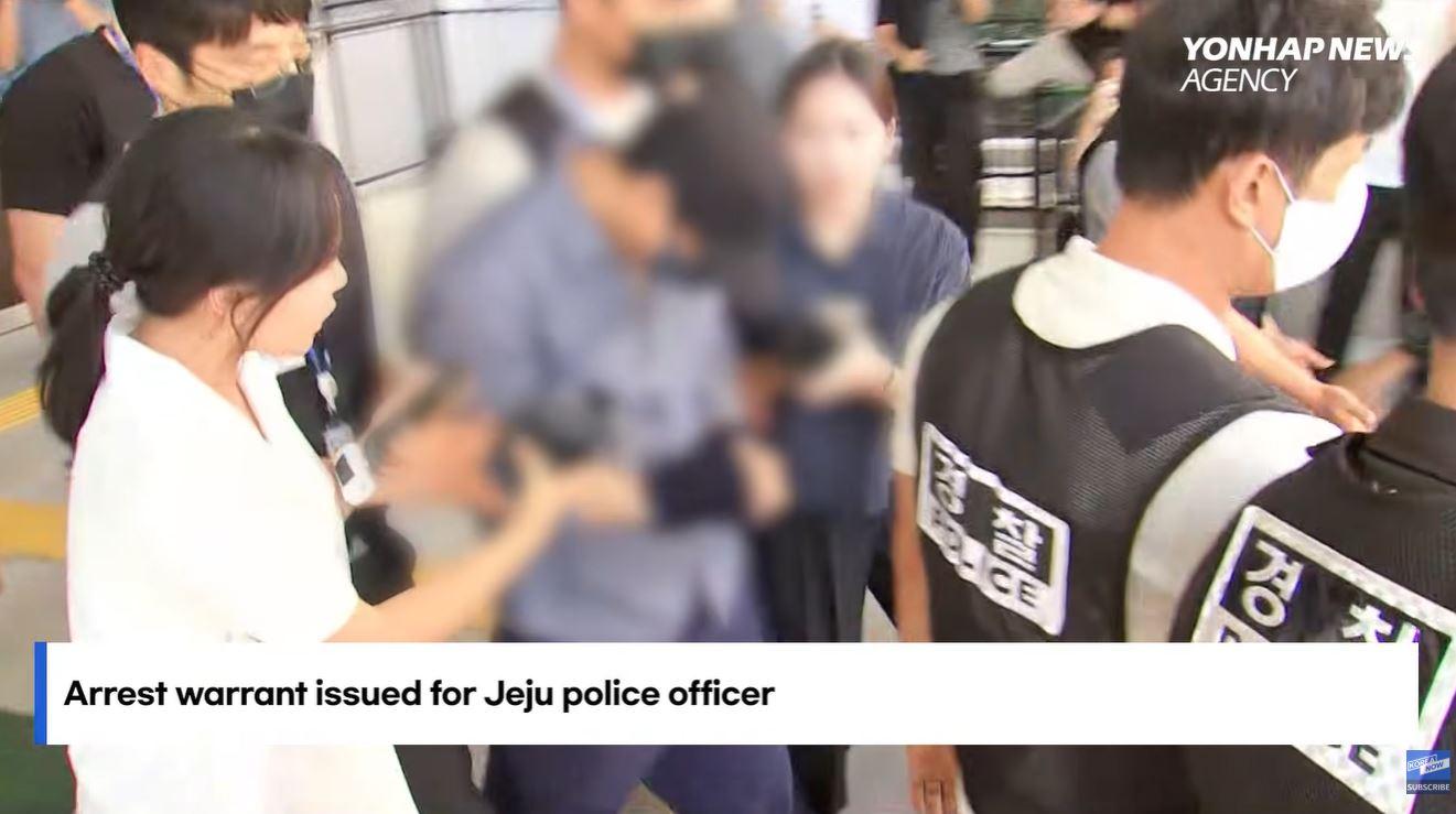 KASUS DI JEJU - Tangkap layar YouTube KOREA NOW 26 Agustus 2026, memperlihatkan petugas polisi yang ditangkap karena menutup kasus laporan orang hilang. Penemuan 4 jenazah orang hilang dalam 3 hari di Jeju memicu kontroversi.