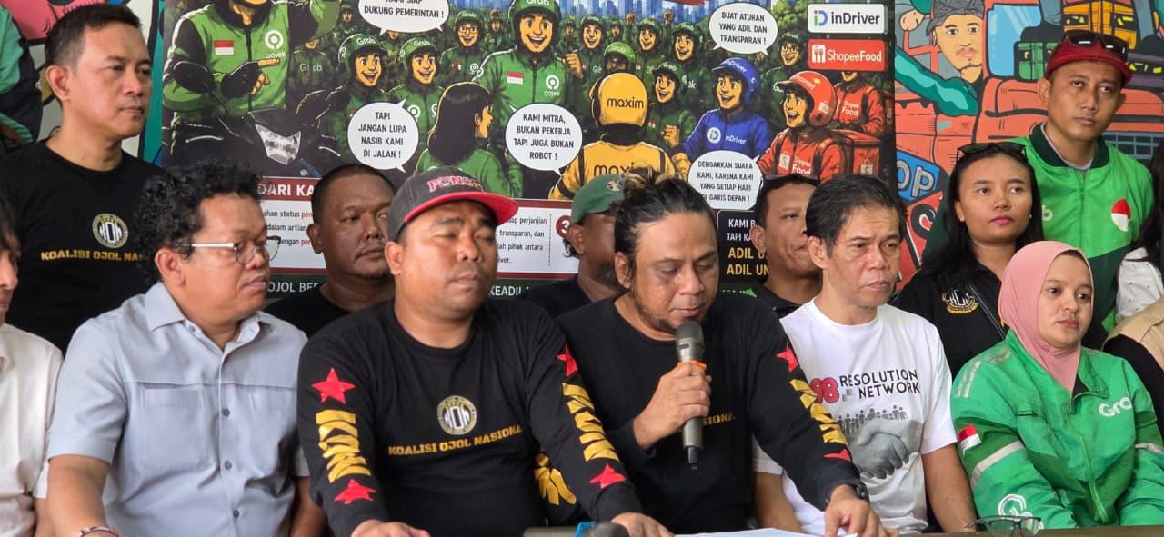 TAK IKUT DEMO - Koalisi Ojol Nasional (KON) menyatakan tidak ikut serta dalam aksi yang digelar pada Kamis (27/8/2026). Hal itu diungkapkan KON saat melakukan kunjungan ke Sidoarjo, Jawa Timur dan bertemu dengan para pengemudi ojek online (ojol) dari Sidoarjo, Surabaya, dan Pasuruan pada Rabu (26/8/2026).