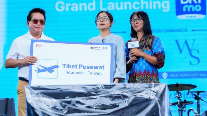 Dirut BRI Hery Gunardi (kiri) pertemukan Yuni Lestari (tengah), Suyati, ibunya. Yuni sudah 8 tahun jadi pekerja migran Indonesia di Taiwan, dan karena situasi, selama itu belum pernah pulang ke Pati, Jawa Tengah.