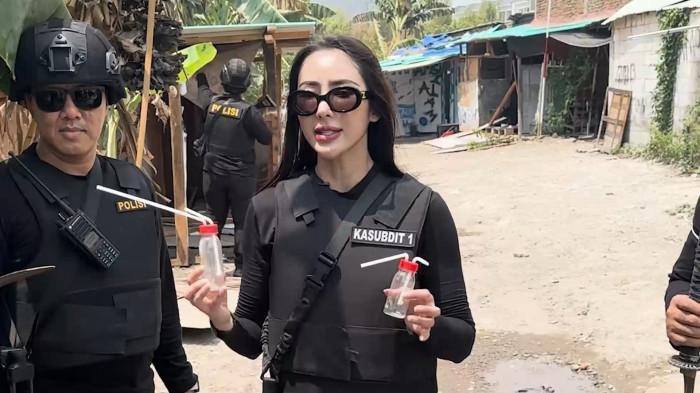 Kasubdit 1 Ditresnarkoba Polda Metro Jaya AKBP Indah Hartantiningrum menggelar patroli di wilayah Kampung Ambon, Jakarta Barat.