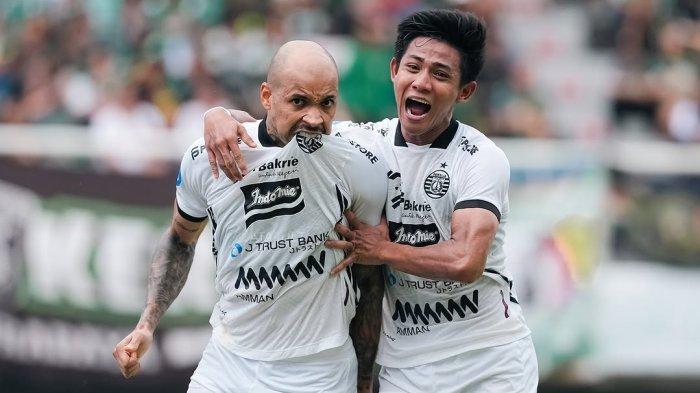 Aksi selebrasi penyerang Persija Jakarta, Gustavo Almeida (kiri) saat melawan Persebaya Surabaya pada pekan ke-11 Liga 1, Jumat (22/11/2024) sore.