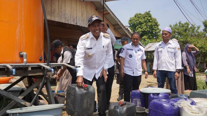 Bupati HSS, Syafrudin Noor pimpin penyaluran air bersih penuhi kebutuhan warga Gumbil.