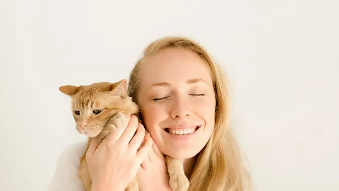 Ciri Kepribadian Orang yang Tidur Bersama Hewan Peliharaan Kucing (Sumber: Pexels/alina skazka)