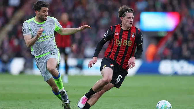 Mateo Kovacic dan Alex Scott berduel dalam laga Liga Inggris antara Bournemouth vs Manchester City di Vitality Stadium, 20 Mei 2026. (AP Photo/Ian Walton)