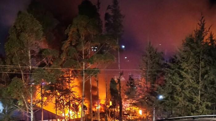 KANTOR PEMKAB PUNCAK DIBAKAR - ampak sejumlah perkantoran yang dibakar massa pada Selasa malam/ Doc. Kapolres Puncak(KOMPAS.com/Doc. Kapolres Puncak).