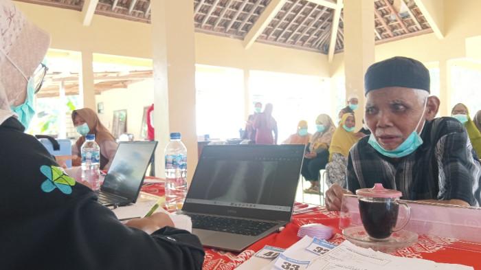 SKRINING TBC - Salah satu warga yang antusias adalah Satirin. Ia warga RT 15 Desa Ngulanwetan, Kecamatan Pogalan merasa terbantu adanya CKG dan Skrining Tuberculosis.  