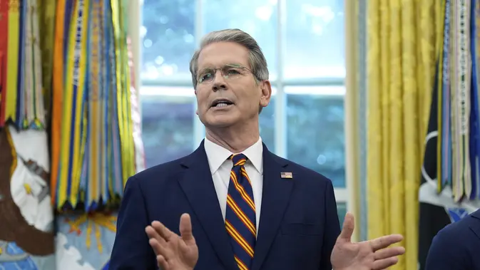Menteri Keuangan Amerika Serikat (AS) Scott Bessent berbicara di Ruang Oval Gedung Putih, Jumat, 5 September 2025, di Washington, dalam sebuah acara bersama Presiden Donald Trump. (Foto AP/Alex Brandon)