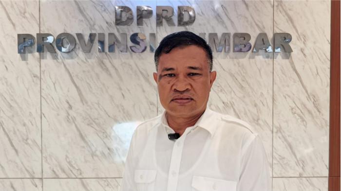 RANPERDA- Ketua Komisi II DPRD Sumatera Barat Khairuddin Simanjuntak saat diwawancarai usai pembahasan Raperda tentang Perlindungan dan Pemberdayaan Petani di DPRD Sumbar, Rabu (26/8/2026).