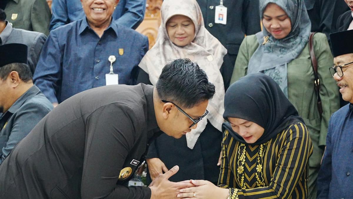 PILWABUP KLATEN - Bupati Klaten Hamenang Wajar Ismoyo memberikan ucapan selamat kepada Mahanni Yulindha Pratiwi seusai pemilihan calon Wakil Bupati Klaten di Gedung Paripurna DPRD Klaten, Rabu (26/8/2026).