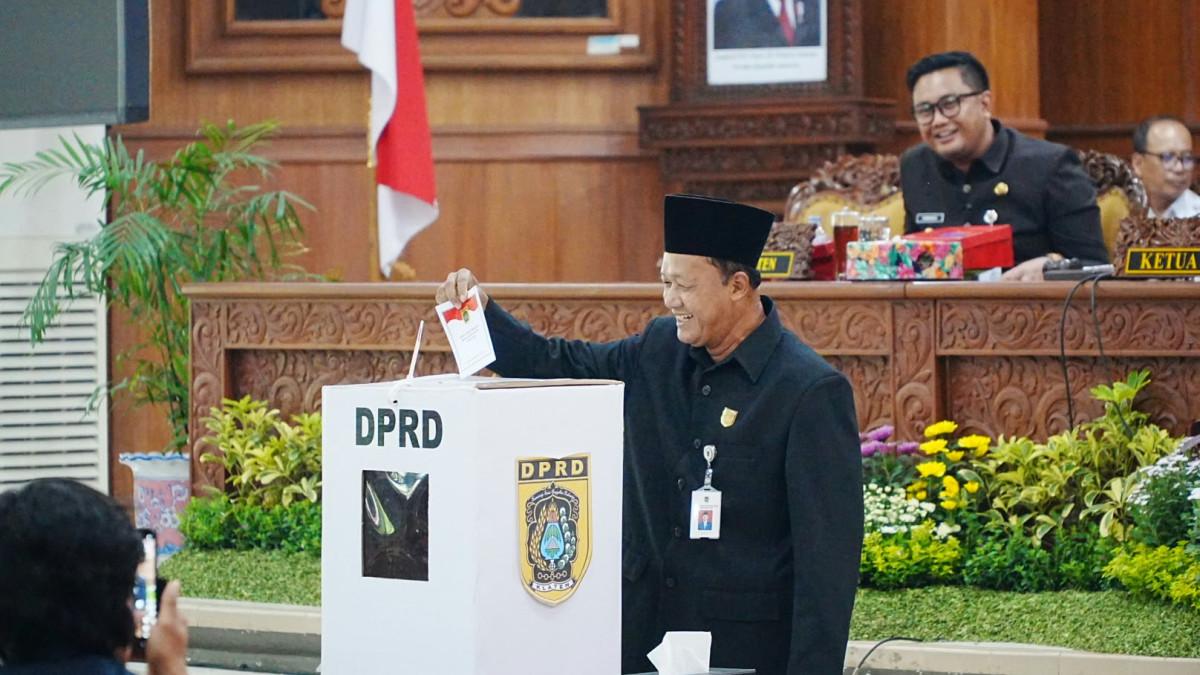 PILWABUP KLATEN - Anggota DPRD Kabupaten Klaten memasukkan surat suara saat pemilihan Wakil Bupati Klaten di Gedung Paripurna DPRD Klaten, Rabu (26/8/2026).