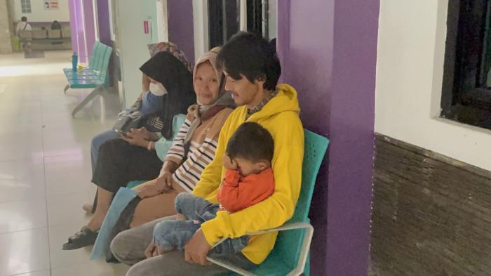 PERIKSA - Balita yang mengalami gizi buruk di Ciamis, Jawa Barat, mengikuti pemeriksaan di RSUD Ciamis. Petugas Gizi Puskesmas Tambaksari, Reihan Amwaliyah, mengatakan sejak ditemukan mengalami gizi kurang, balita tersebut sudah mendapat sejumlah intervensi dan pemantauan gizi sejak 2025.