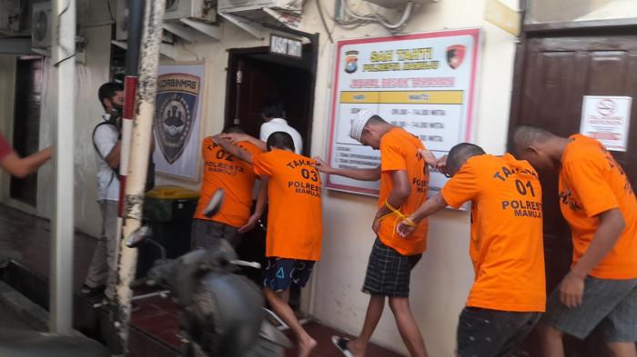 DITAHAN - Lima terduga pelaku yang sudah berusia dewasa saat diamankan polresta Mamuju ke kasi Tahti polresta Mamuju pada Rabu (26/8/2026). sedangkan 10 pelaku lainnya merupakan anak di bawah umur