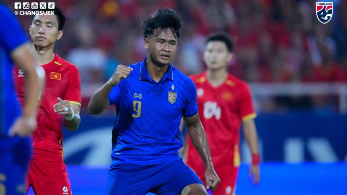 SELEBRASI - Selebrasi penyerang Timnas Thailand, Yotsakorn Burapha setelah mencetak gol ke gawang Vietnam pada pertandingan leg kedua final Piala AFF 2026 di My Dinh Stadium, Rabu (26/8/2026) malam WIB.