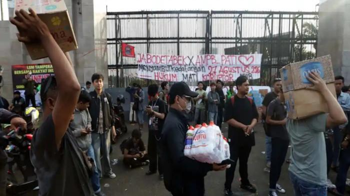 JELANG DEMO PATI - Warga berkumpul, spanduk tuntutan terpasang, dan logistik bantuan untuk peserta aksi Aliansi Masyarakat Pati Bersatu (AMPB) disiapkan di depan Gedung DPR RI, Jakarta, Rabu (26/8/2026), sehari menjelang demo besar. Wakil Ketua Badan Legislasi (Baleg) DPR RI Ahmad Doli Kurnia menyatakan DPR terbuka menerima massa, tetapi meminta aksi tetap tertib dan tidak mengganggu masyarakat lain.