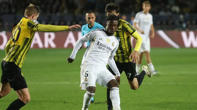 Eduardo Camavinga ditempel pemain Kairat, Olzhas Baybek (kanan) dan Yegor Sorokin dalam pertandingan Liga Champions antara Kairat Almaty vs Real Madrid di Stadion Ortalyk, Almaty, Kazakhstan, Selasa, 30 September 2025. (AP Photo/Alikhan Sariyev)   