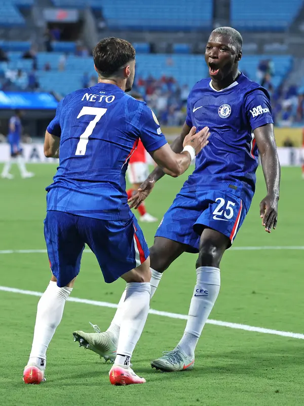Pedro Neto dan Moises Caicedo melakukan selebrasi usai Chelsea memastikan lolos ke perempat final Piala Dunia Antarklub 2025. The Blues mengalahkan Benfica. (Buda Mendes / GETTY IMAGES NORTH AMERICA / Getty Images via AFP)