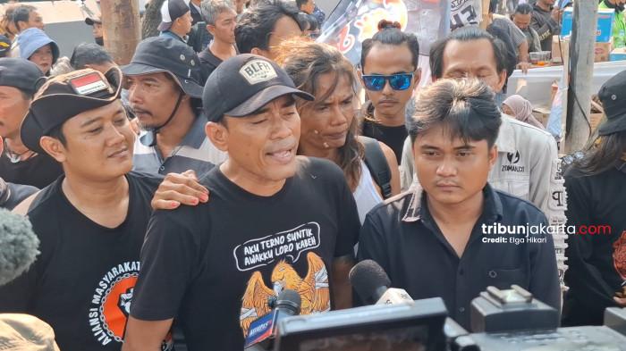 DEMO WARGA PATI -  Koordinator AMPB, Supriyono alias Botok, saat ditemui di depan DPR RI.