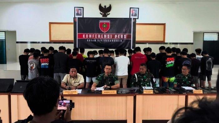 PASSOBIS SIDRAP - Suasana konferensi pers penangkapan 40 terduga passobis asal Sidrap di kantor Denintel Kodam XIV Hasanuddin, Jl Urip Sumoharjo, Makassar, Jumat (25/4/2025). Update kasus passobis Sidrap, 37 orang dipulangkan Polda Sulsel, Sabtu (26/4/2025), sementara tiga orang tetap ditahan